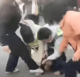 广东茂名通报城管与商贩发生冲突:1人被辞退,5人被停职调查砸商贩西瓜城管被停职 广东茂名通报城管与商贩发生冲突:1人被辞退,5人被停职调查砸商贩西瓜城管被停职